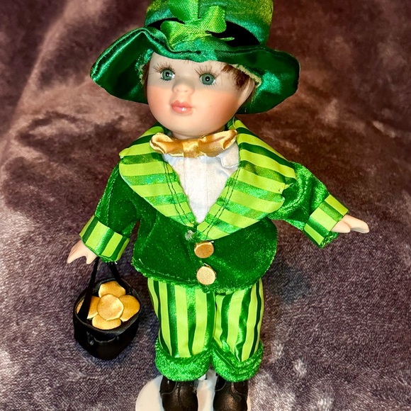 Cute Shamrock with his pot of gold - Picture 5 of 11